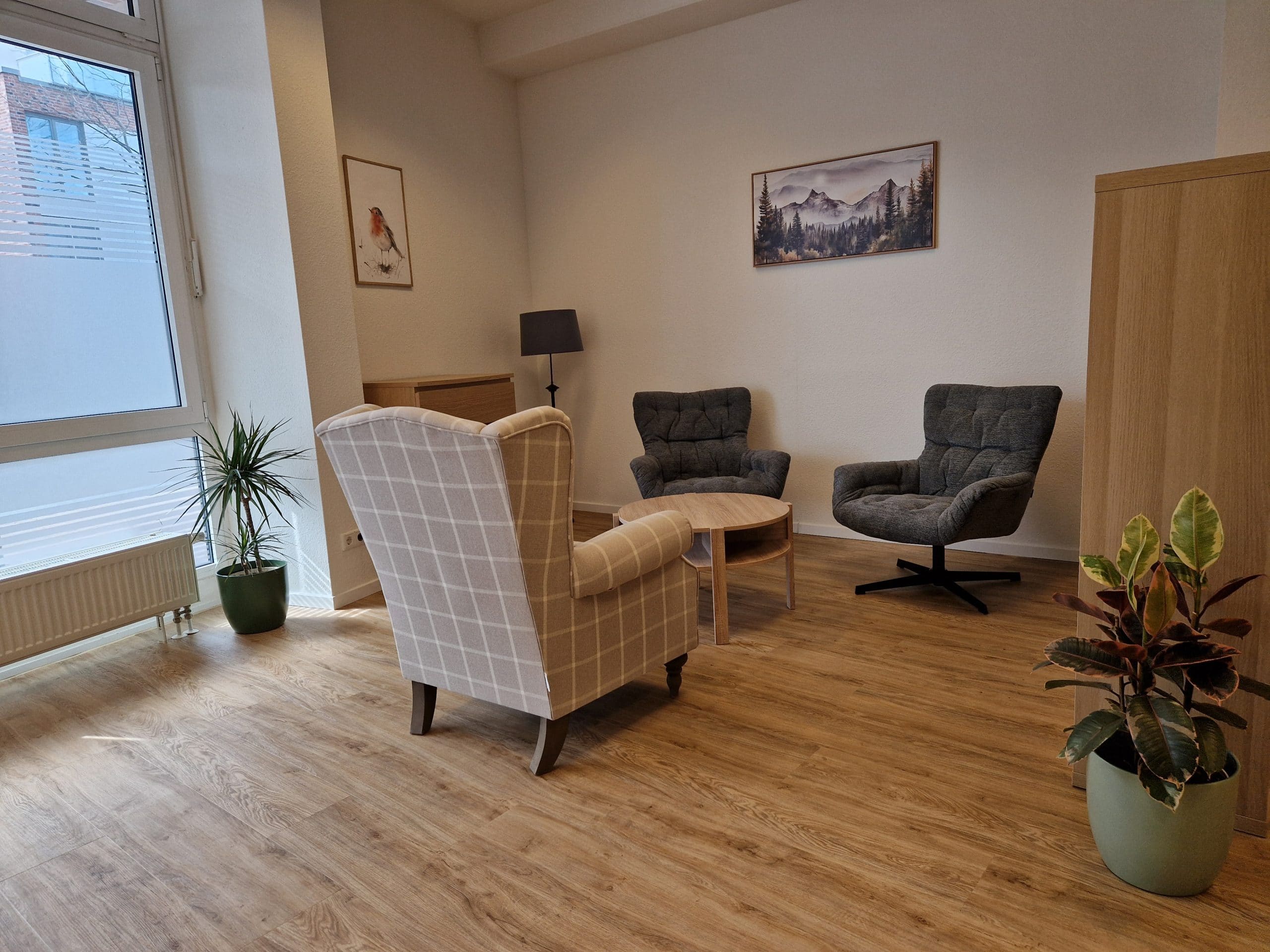 Einladender Gesprächsbereich mit bequemen Sesseln für systemische Einzeltherapie und Paarberatung in Tornesch.