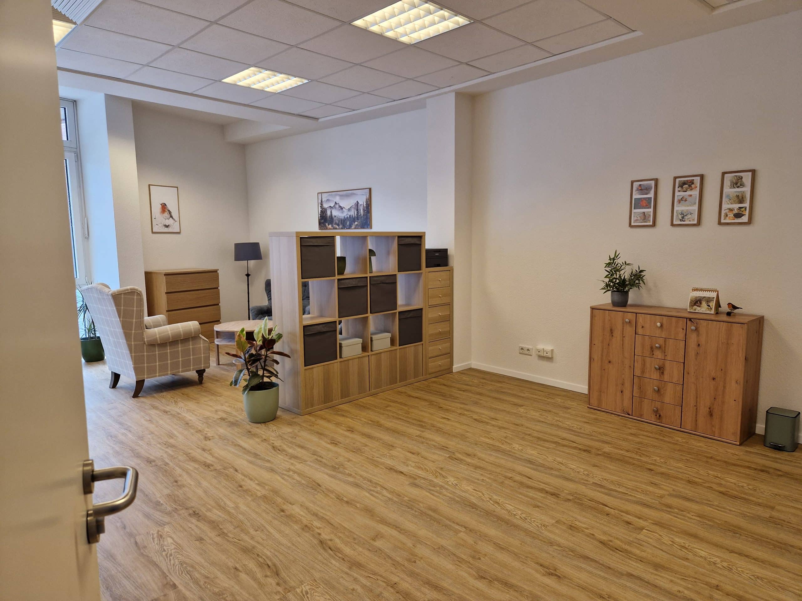 Helle und modern eingerichtete Räume der Praxis Ann Christin Lehmann in Tornesch für ein vertrauensvolles Ambiente.