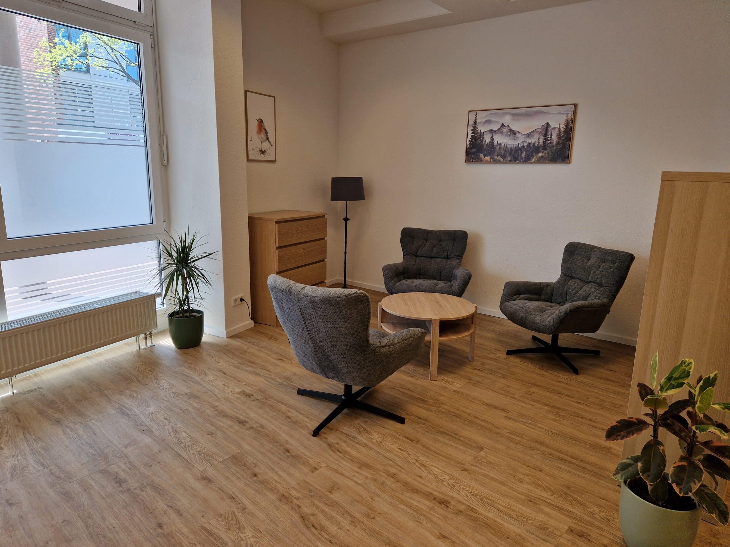 Einladender Gesprächsbereich mit bequemen Sesseln für systemische Einzeltherapie und Paarberatung in Tornesch.